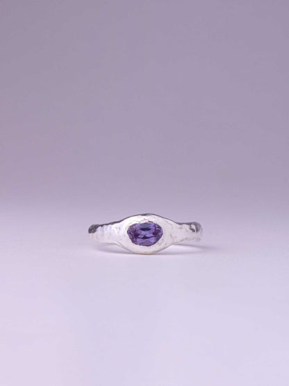 Χειροποίητo χυτό δαχτυλίδι από καθαρό ασήμι με μωβ Cubic Zirconia