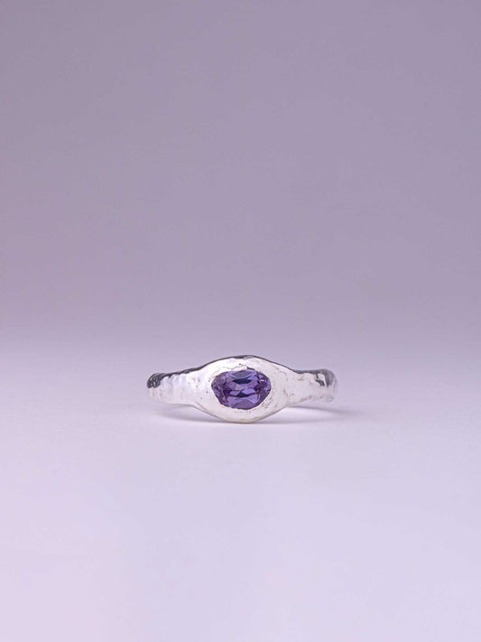 Χειροποίητo χυτό δαχτυλίδι από καθαρό ασήμι με μωβ Cubic Zirconia