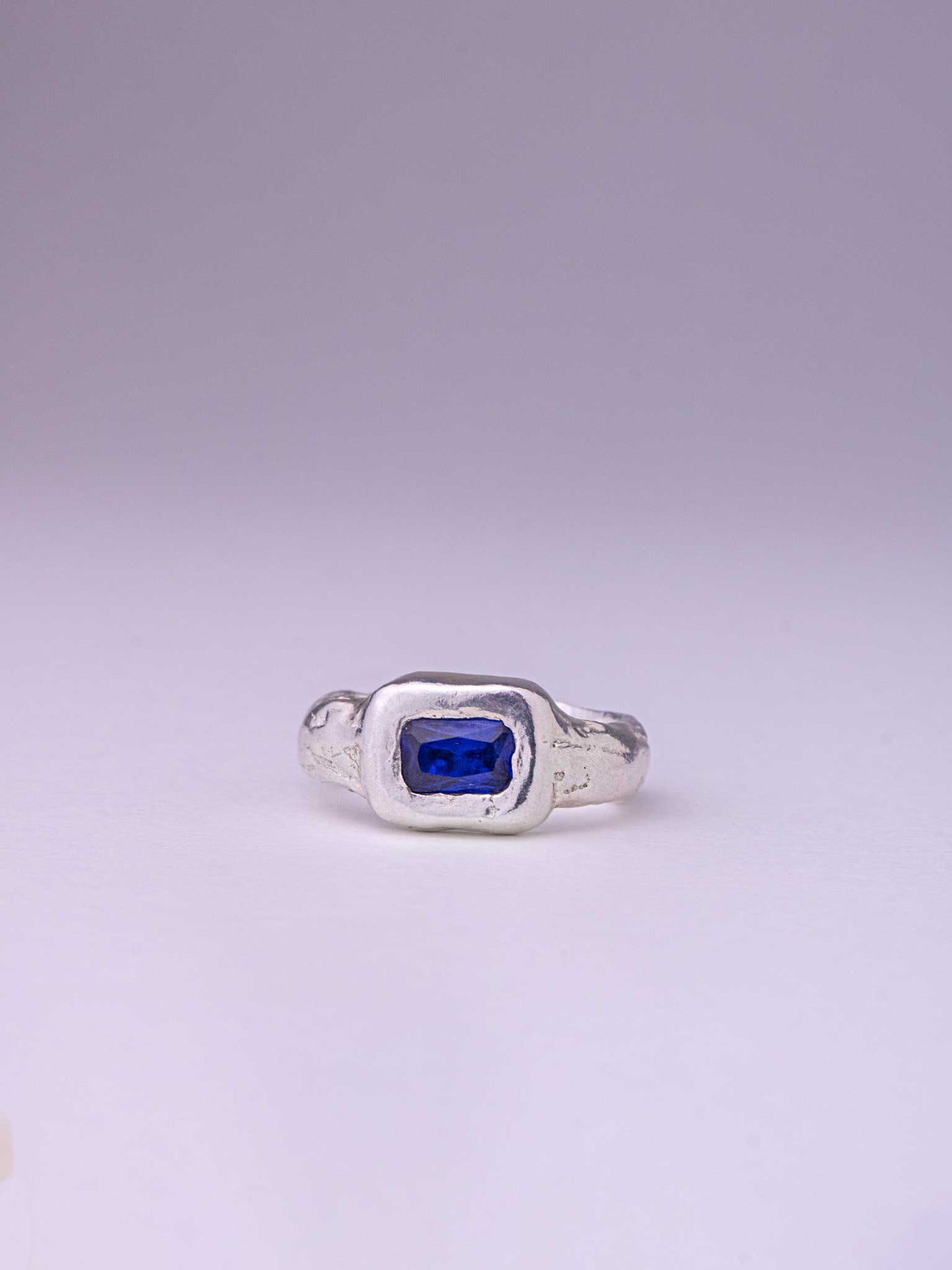 Χειροποίητo χυτό δαχτυλίδι από καθαρό ασήμι με μπλε Cubic Zirconia