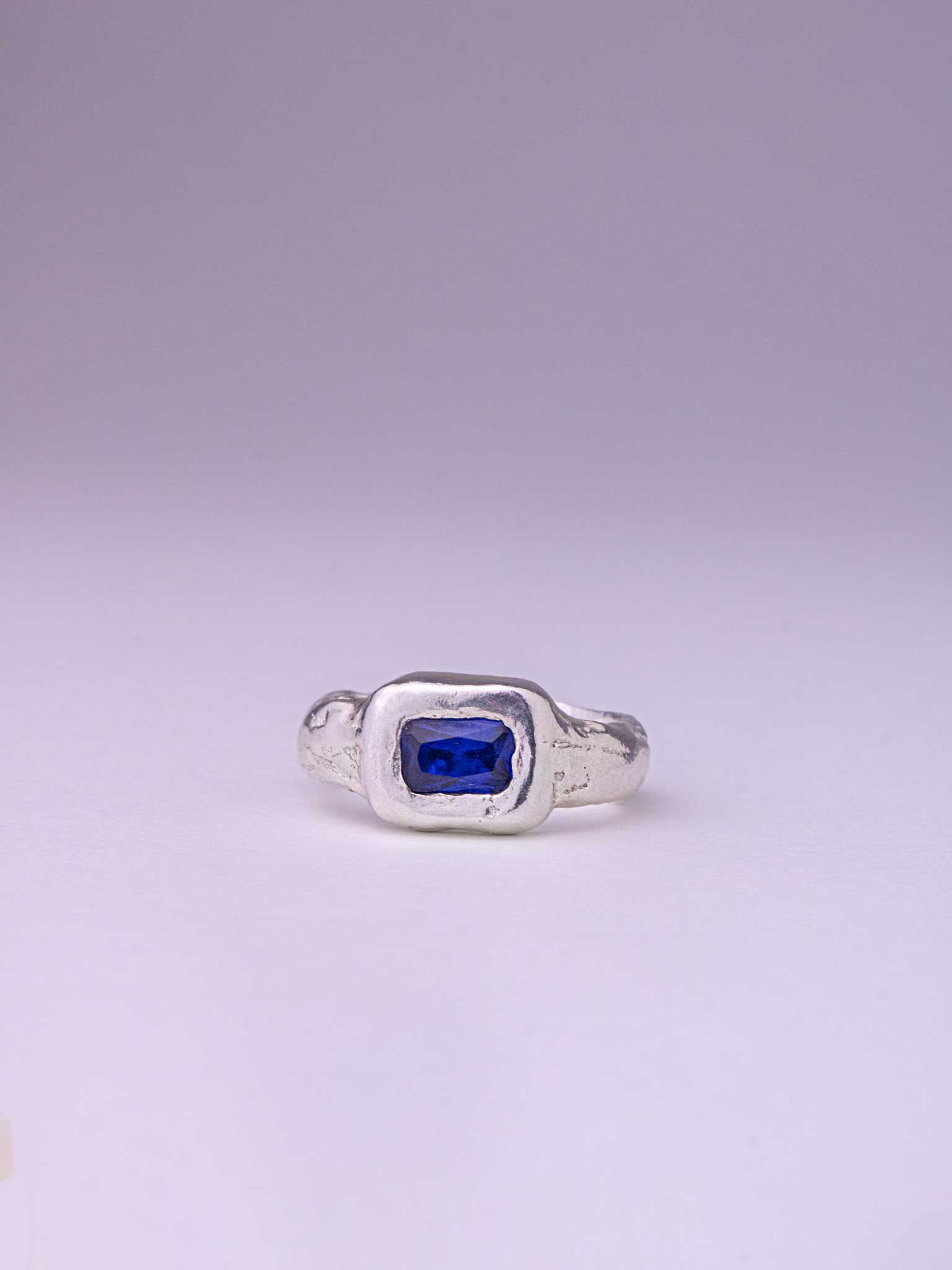 Χειροποίητo χυτό δαχτυλίδι από καθαρό ασήμι με μπλε Cubic Zirconia