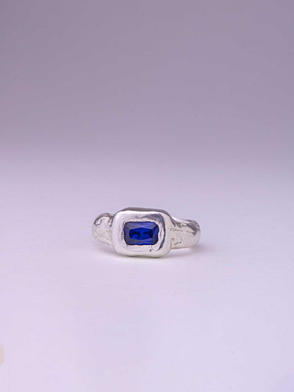 Χειροποίητo χυτό δαχτυλίδι από καθαρό ασήμι με μπλε Cubic Zirconia