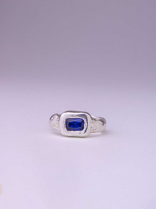 Χειροποίητo χυτό δαχτυλίδι από καθαρό ασήμι με μπλε Cubic Zirconia