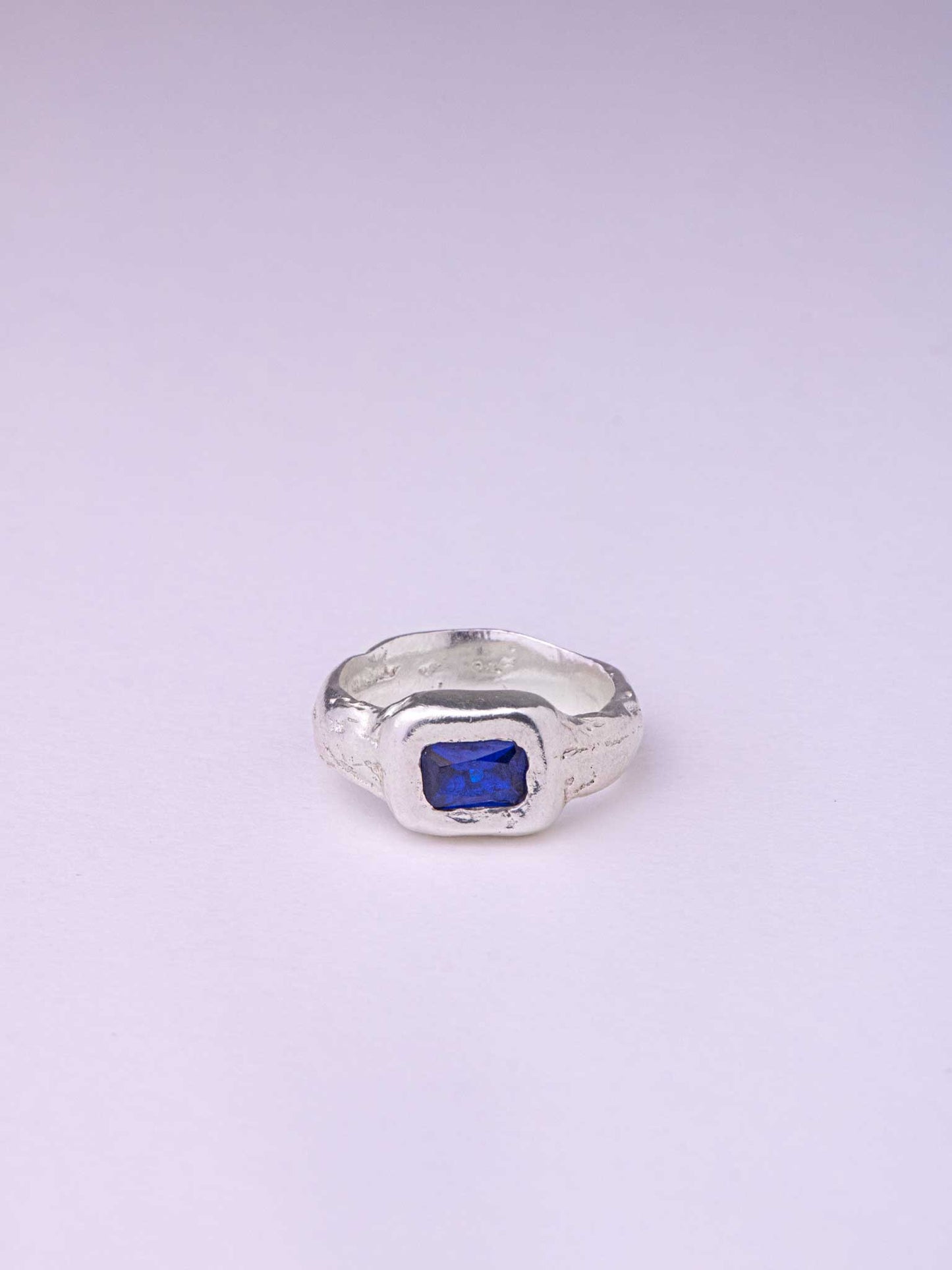 Χειροποίητo χυτό δαχτυλίδι από καθαρό ασήμι με μπλε Cubic Zirconia