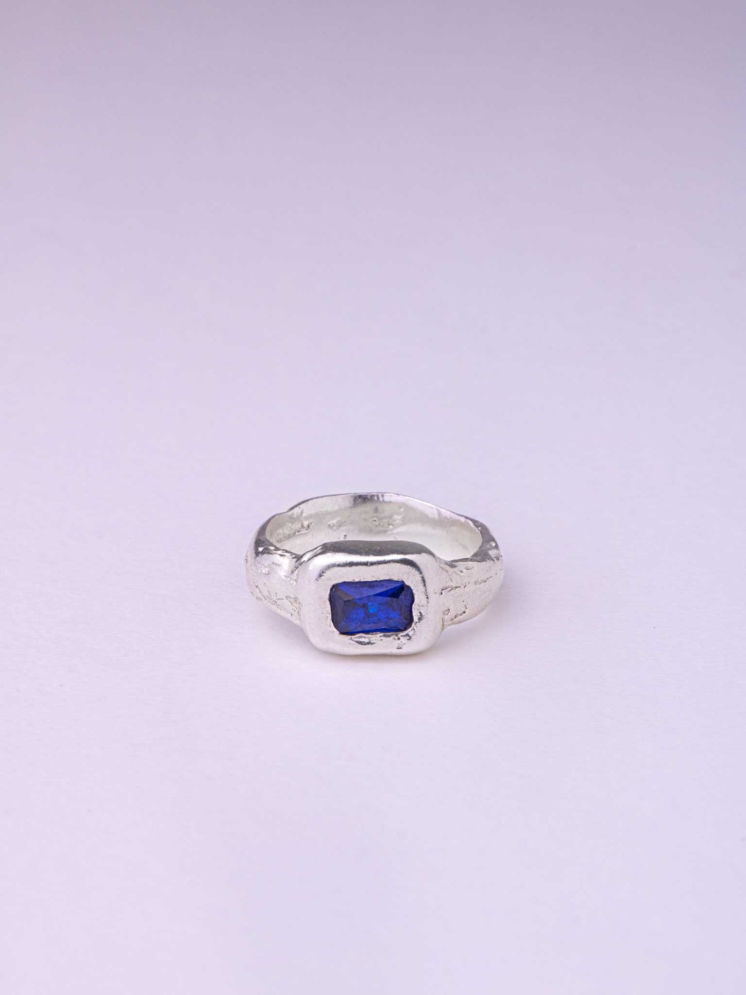 Χειροποίητo χυτό δαχτυλίδι από καθαρό ασήμι με μπλε Cubic Zirconia