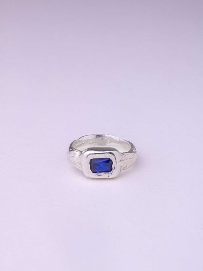 Χειροποίητo χυτό δαχτυλίδι από καθαρό ασήμι με μπλε Cubic Zirconia