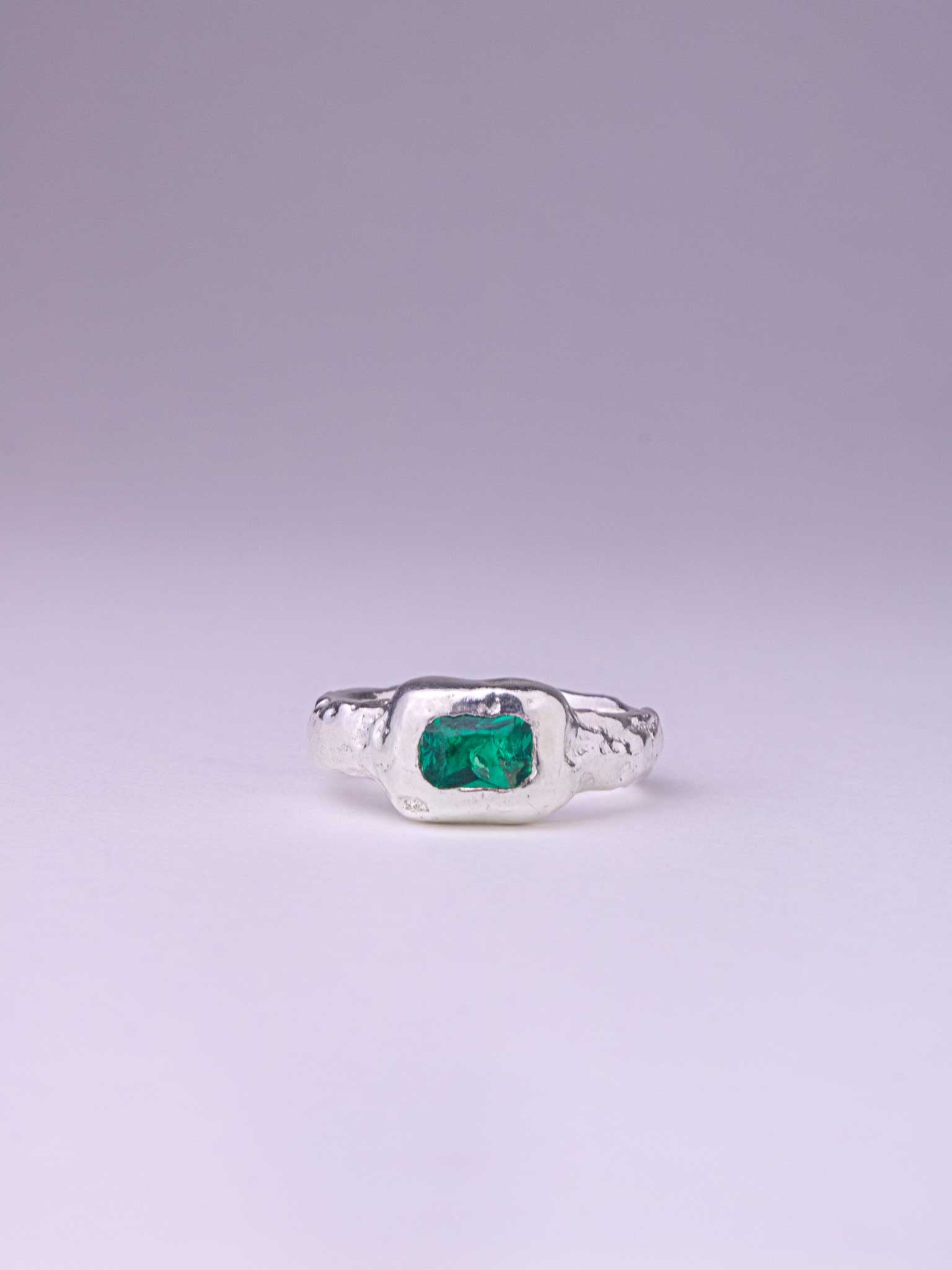 Χειροποίητo χυτό δαχτυλίδι από καθαρό ασήμι με πράσινο Cubic Zirconia