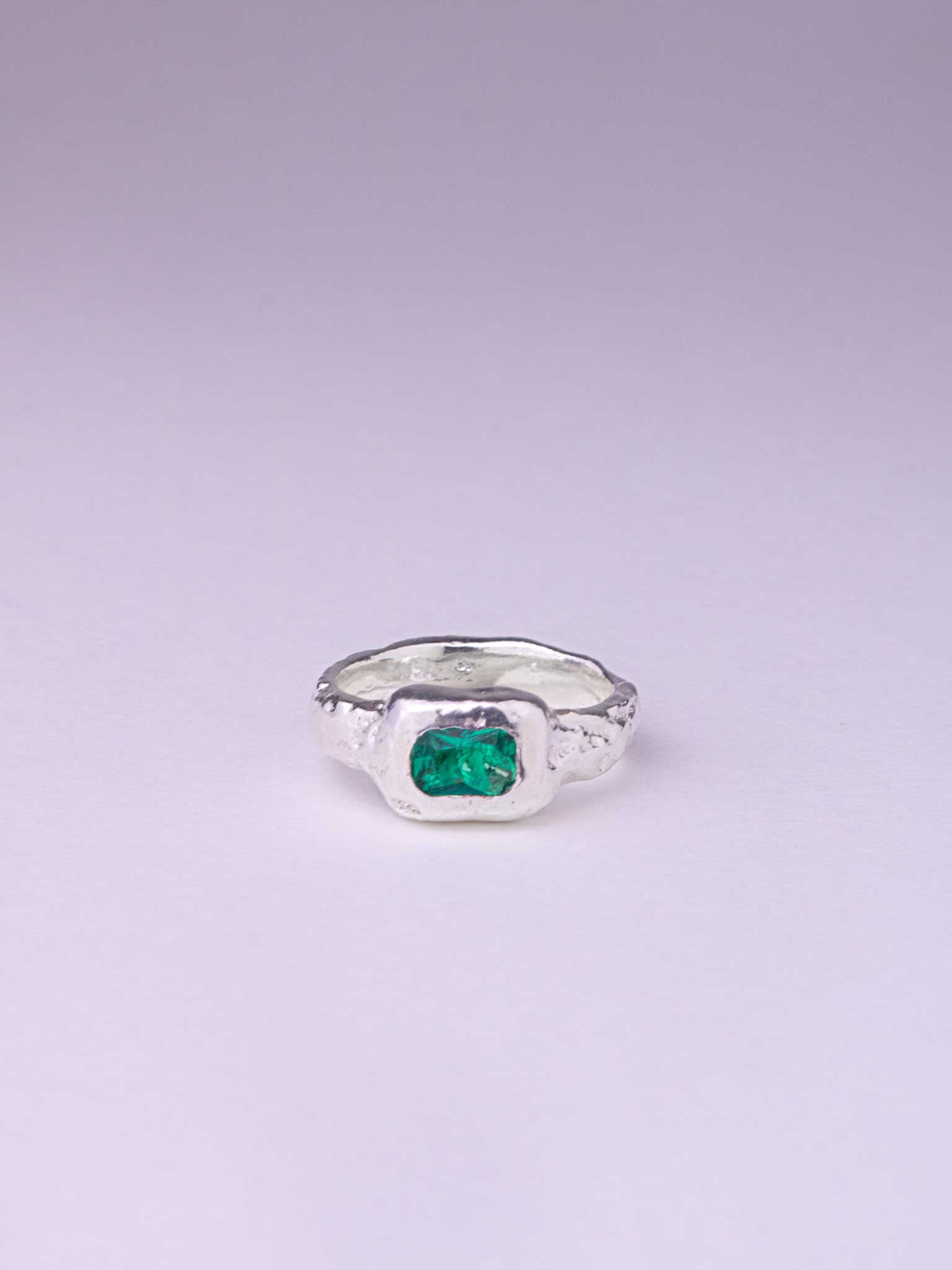 Χειροποίητo χυτό δαχτυλίδι από καθαρό ασήμι με πράσινο Cubic Zirconia