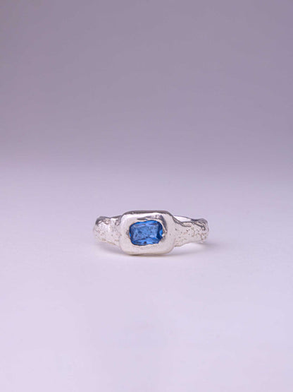 Χειροποίητo χυτό δαχτυλίδι από καθαρό ασήμι με γαλάζιο Cubic Zirconia