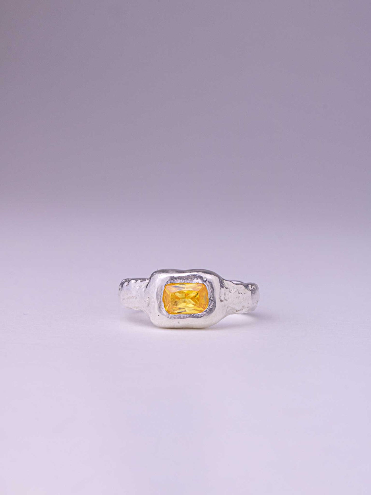 Χειροποίητo χυτό δαχτυλίδι από καθαρό ασήμι με κίτρινο Cubic Zirconia