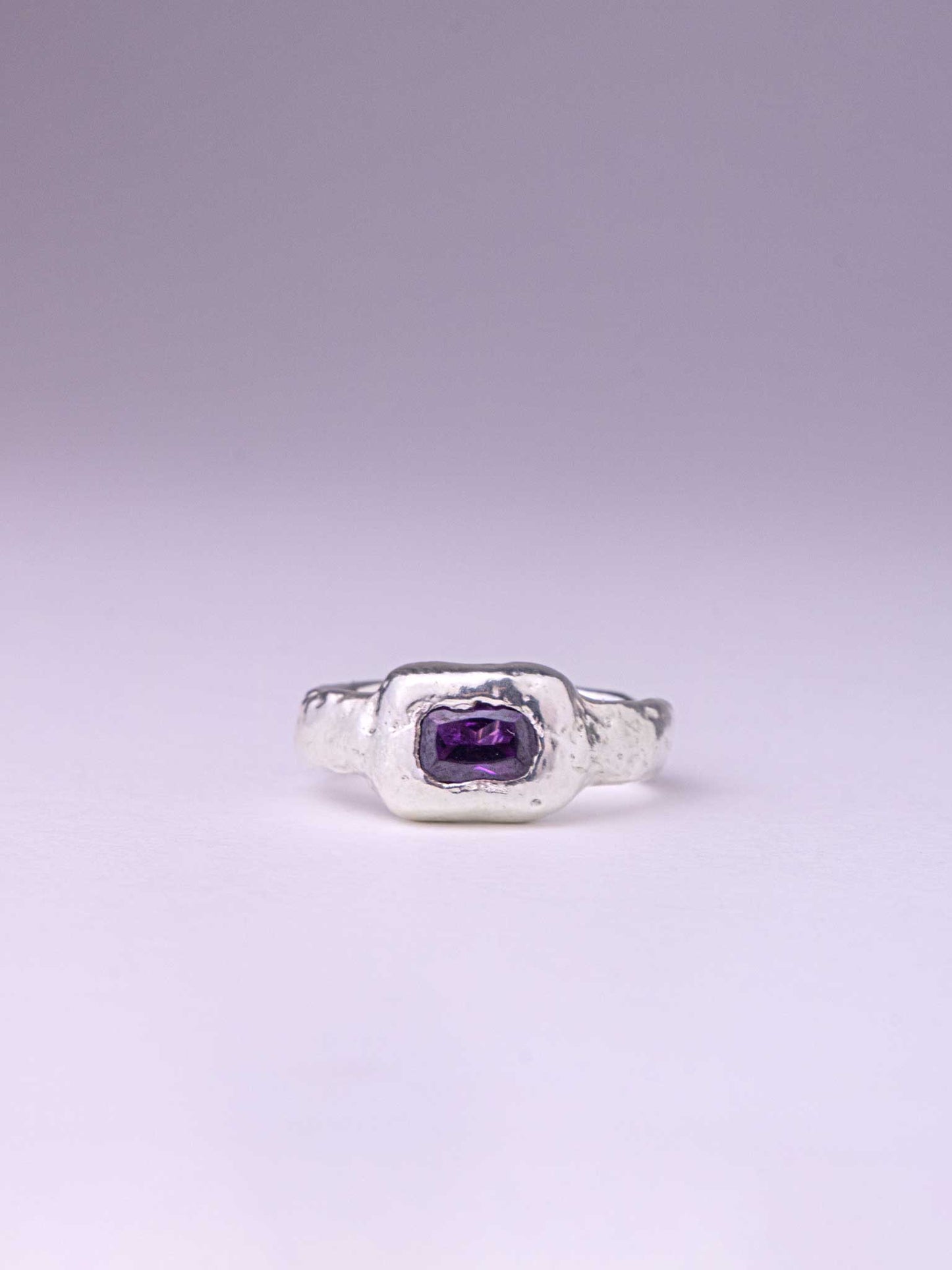 Χειροποίητo χυτό δαχτυλίδι από καθαρό ασήμι με μωβ&nbsp;Cubic Zirconia