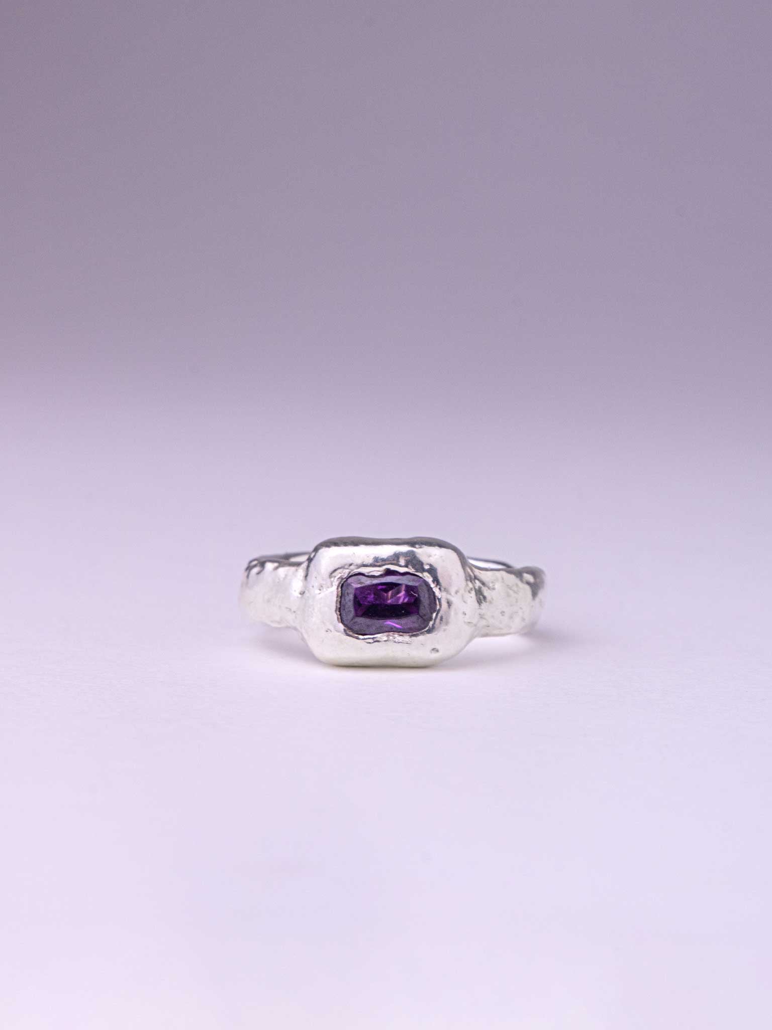 Χειροποίητo χυτό δαχτυλίδι από καθαρό ασήμι με μωβ&nbsp;Cubic Zirconia