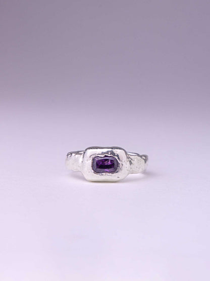 Χειροποίητo χυτό δαχτυλίδι από καθαρό ασήμι με μωβ&nbsp;Cubic Zirconia