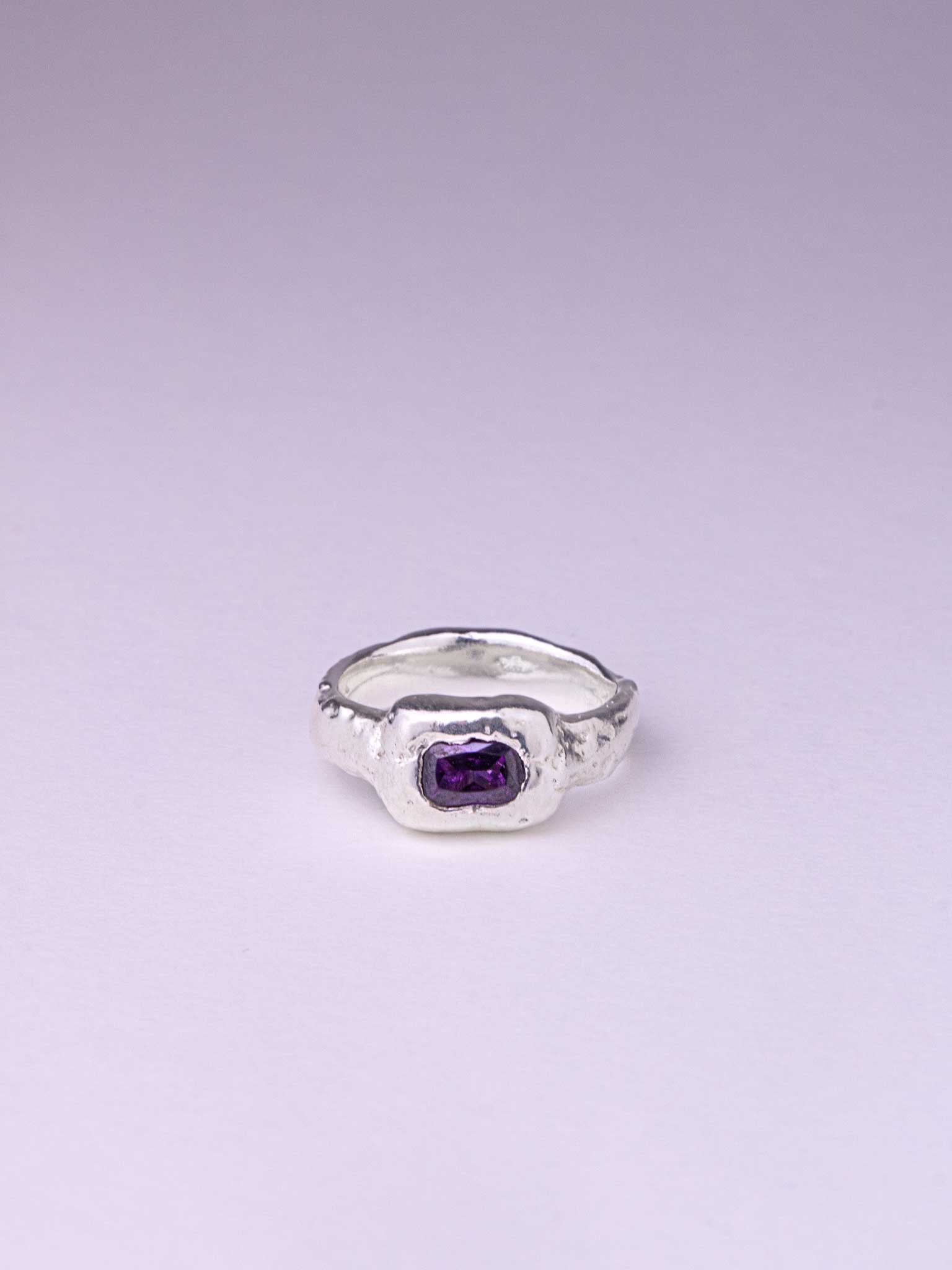 Χειροποίητo χυτό δαχτυλίδι από καθαρό ασήμι με μωβ&nbsp;Cubic Zirconia