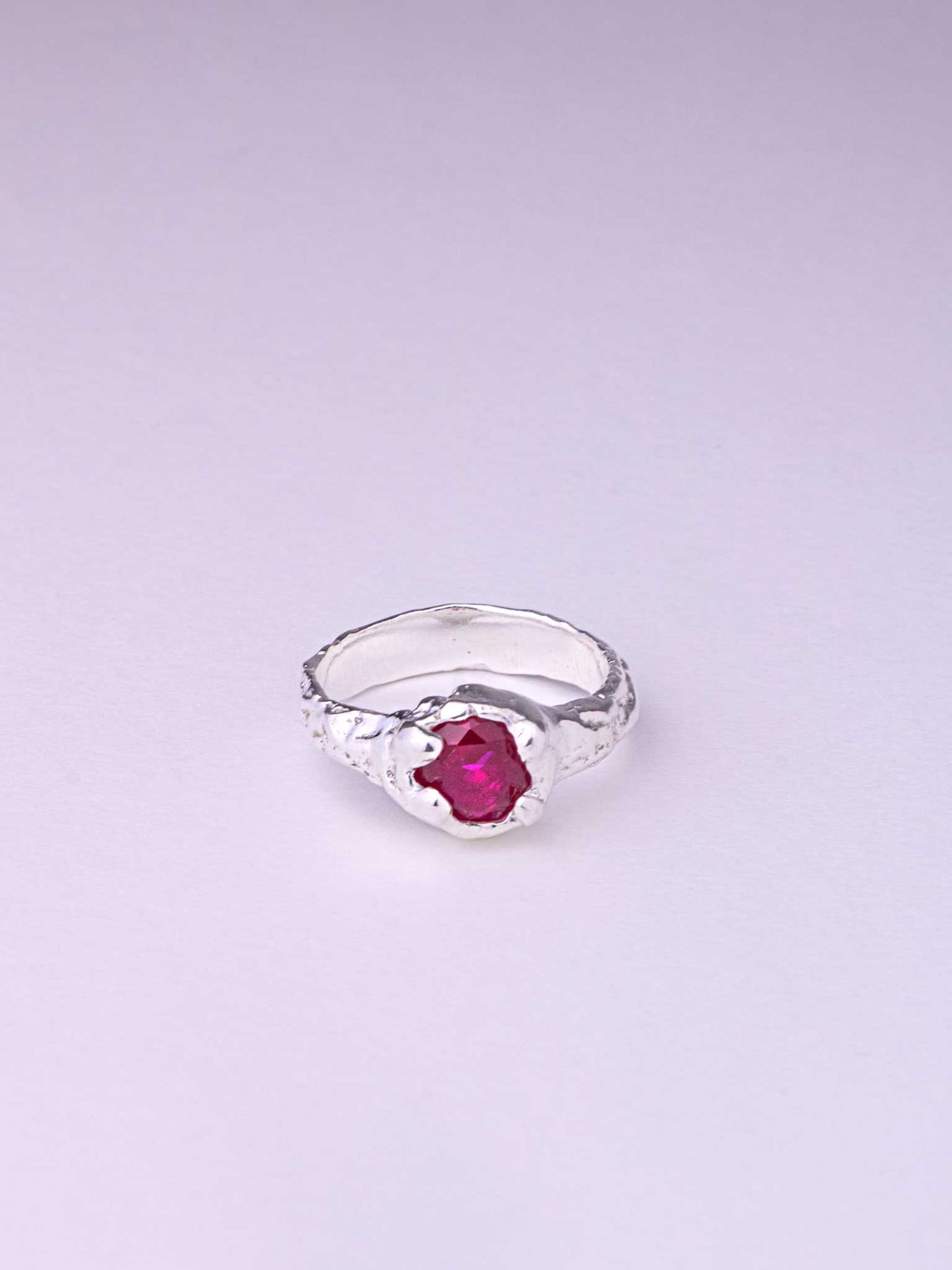 Χειροποίητo χυτό δαχτυλίδι από καθαρό ασήμι με φούξια Cubic Zirconia