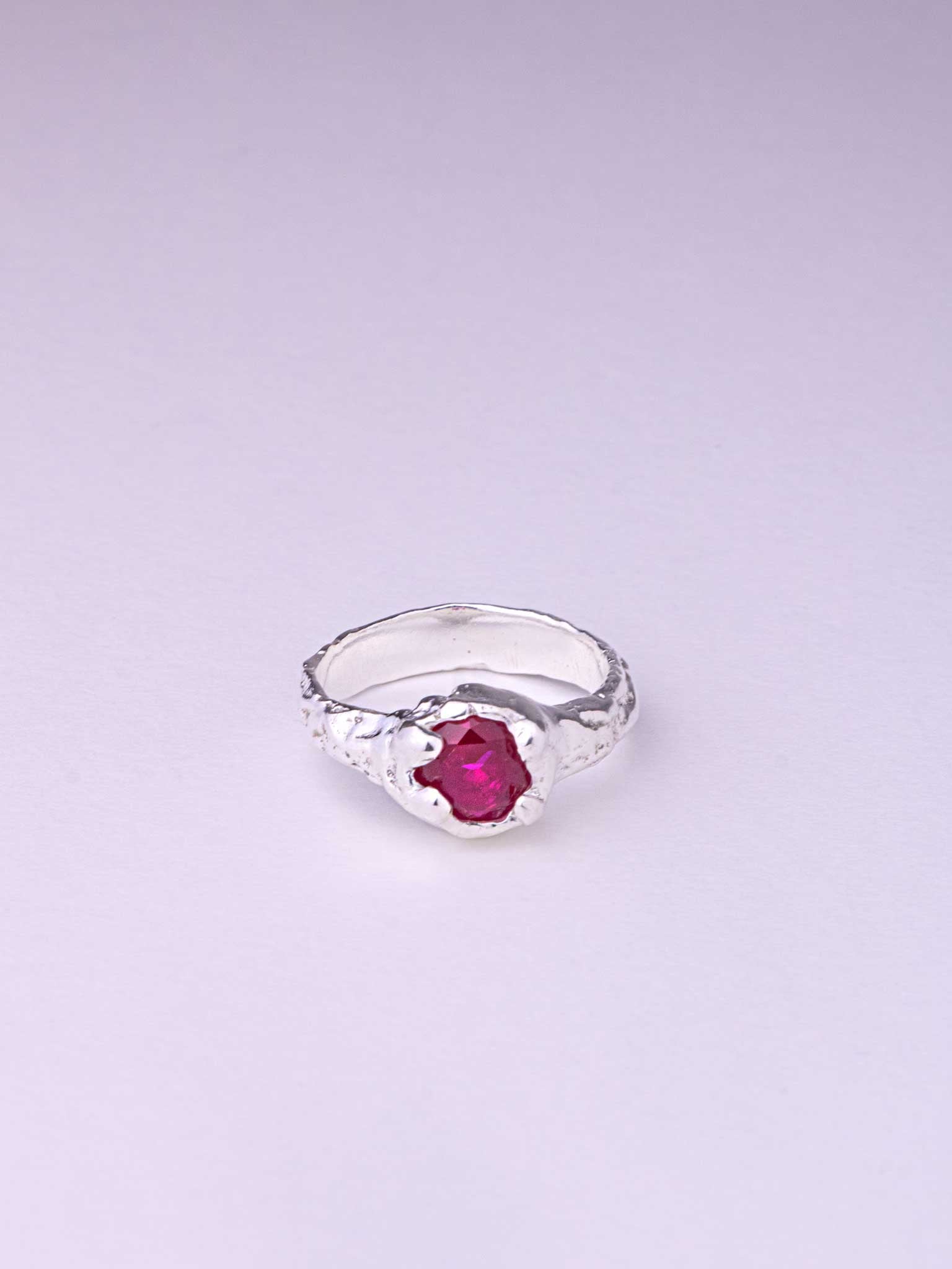 Χειροποίητo χυτό δαχτυλίδι από καθαρό ασήμι με φούξια Cubic Zirconia