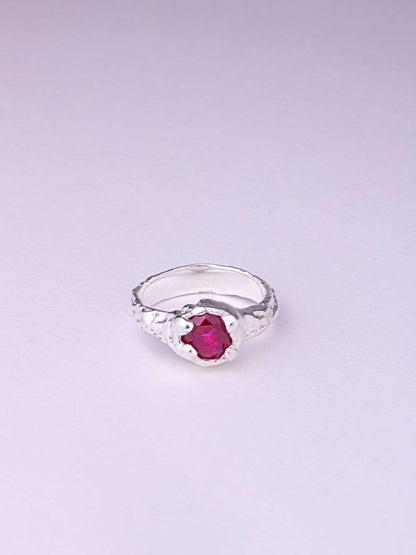 Χειροποίητo χυτό δαχτυλίδι από καθαρό ασήμι με φούξια Cubic Zirconia
