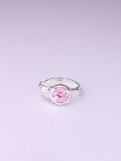 Χειροποίητo χυτό δαχτυλίδι από καθαρό ασήμι με ροζ Cubic Zirconia