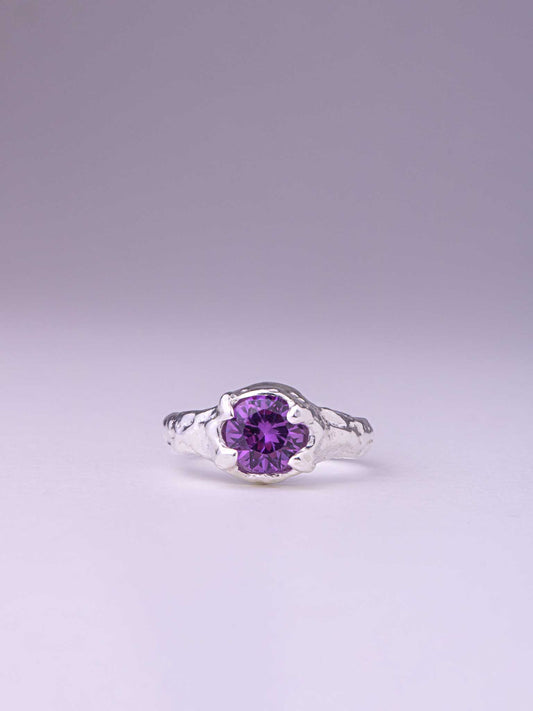 Χειροποίητo χυτό δαχτυλίδι από καθαρό ασήμι με μωβ Cubic Zirconia