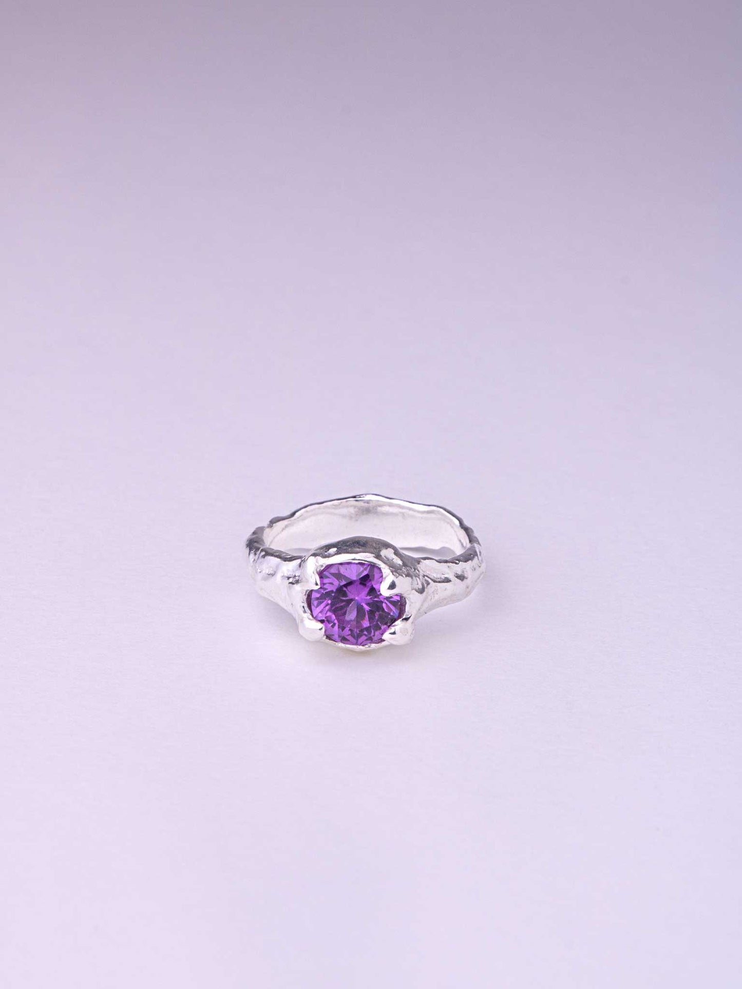 Χειροποίητo χυτό δαχτυλίδι από καθαρό ασήμι με μωβ Cubic Zirconia