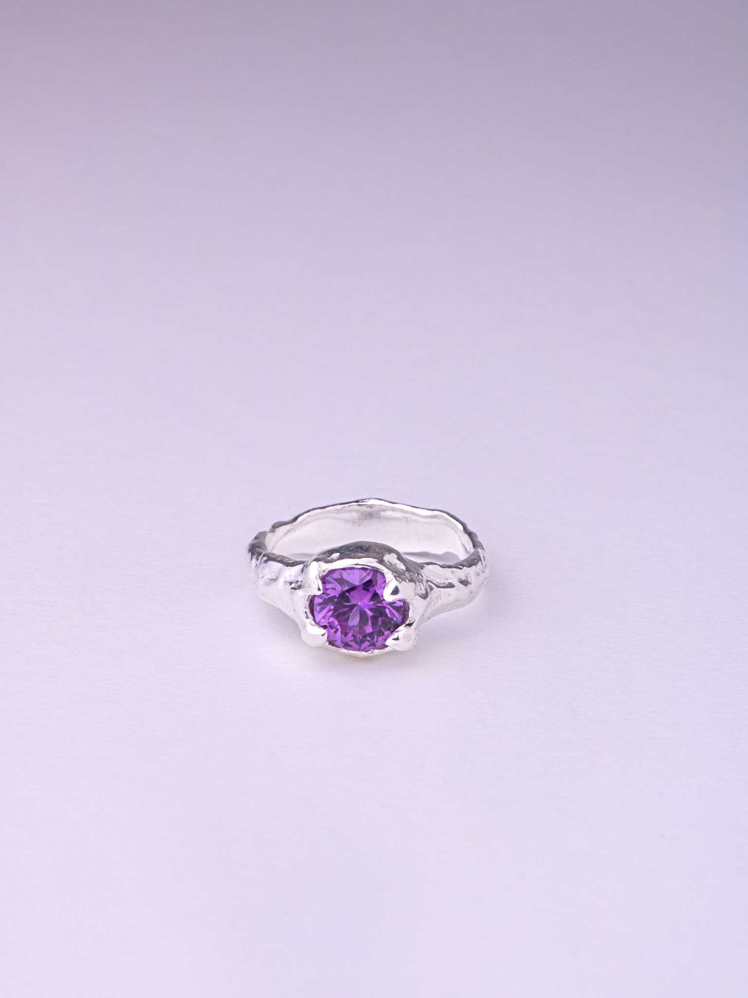 Χειροποίητo χυτό δαχτυλίδι από καθαρό ασήμι με μωβ Cubic Zirconia