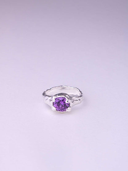 Χειροποίητo χυτό δαχτυλίδι από καθαρό ασήμι με μωβ Cubic Zirconia