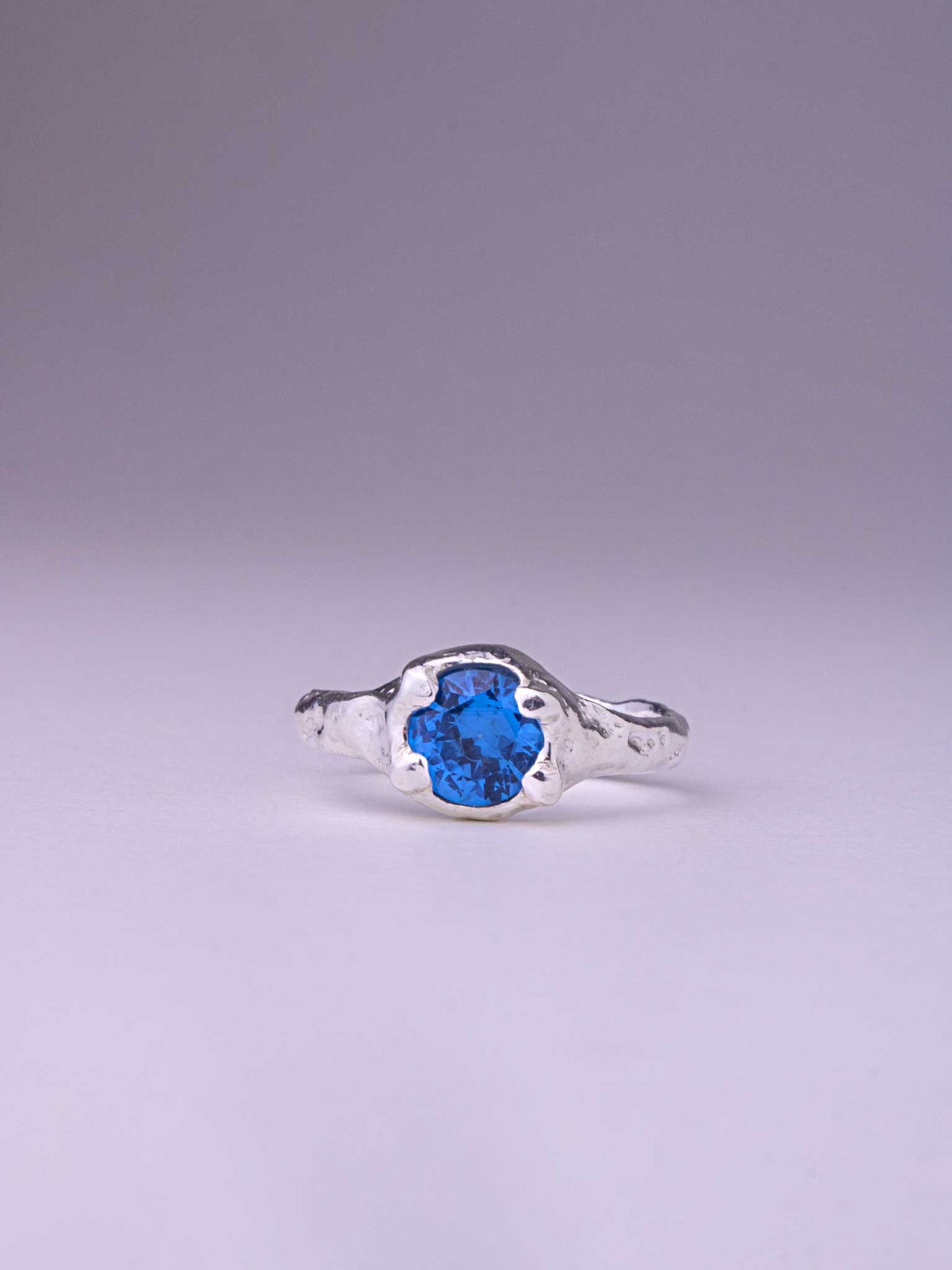 Χειροποίητo χυτό δαχτυλίδι από ασήμι με Cubic Zirconia 7 χιλιοστών σε απόχρωση Dark Aqua