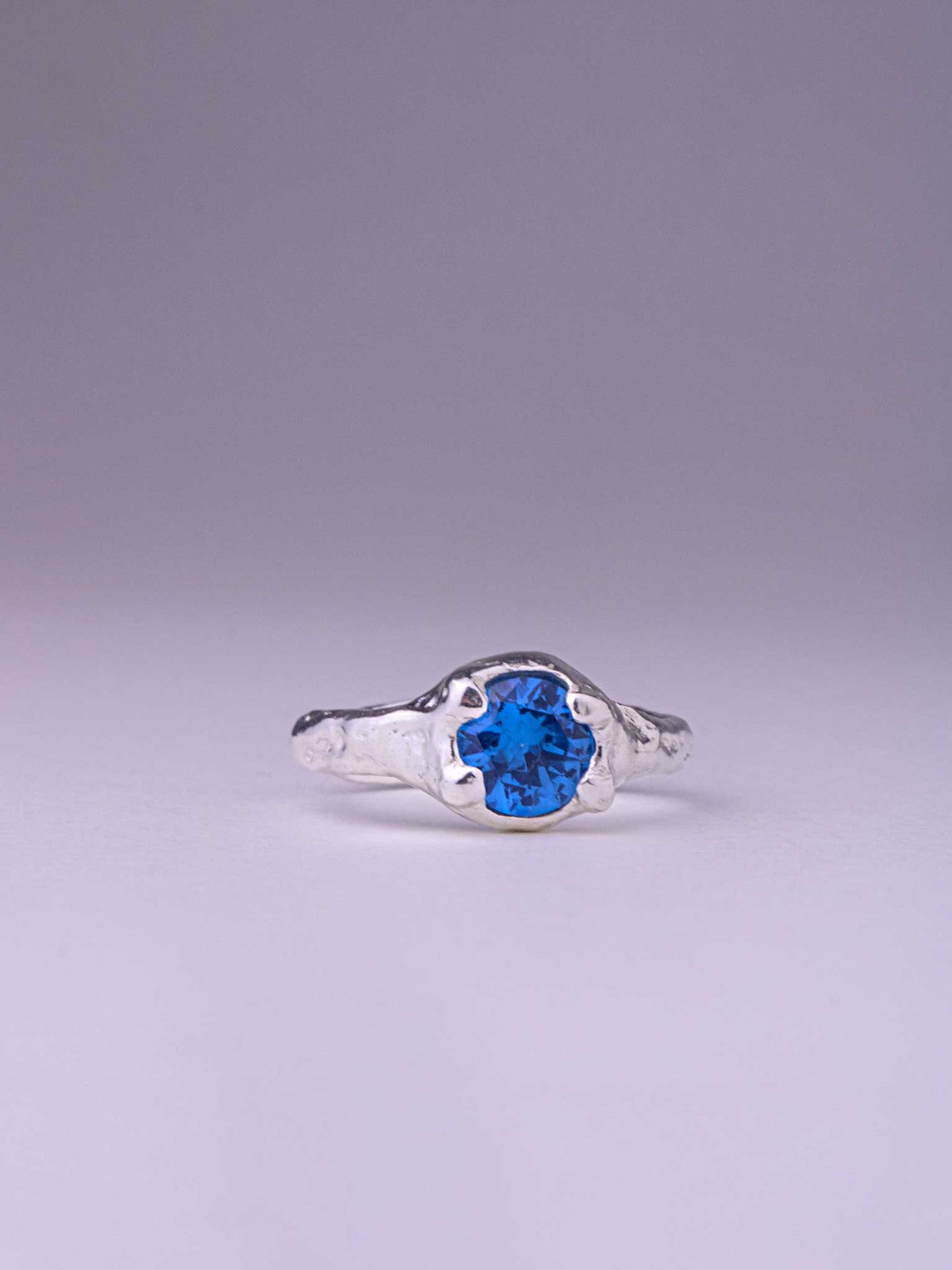 Χειροποίητo χυτό δαχτυλίδι από ασήμι με Cubic Zirconia 7 χιλιοστών σε απόχρωση Dark Aqua