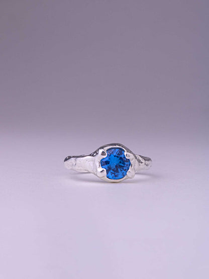 Χειροποίητo χυτό δαχτυλίδι από ασήμι με Cubic Zirconia 7 χιλιοστών σε απόχρωση Dark Aqua