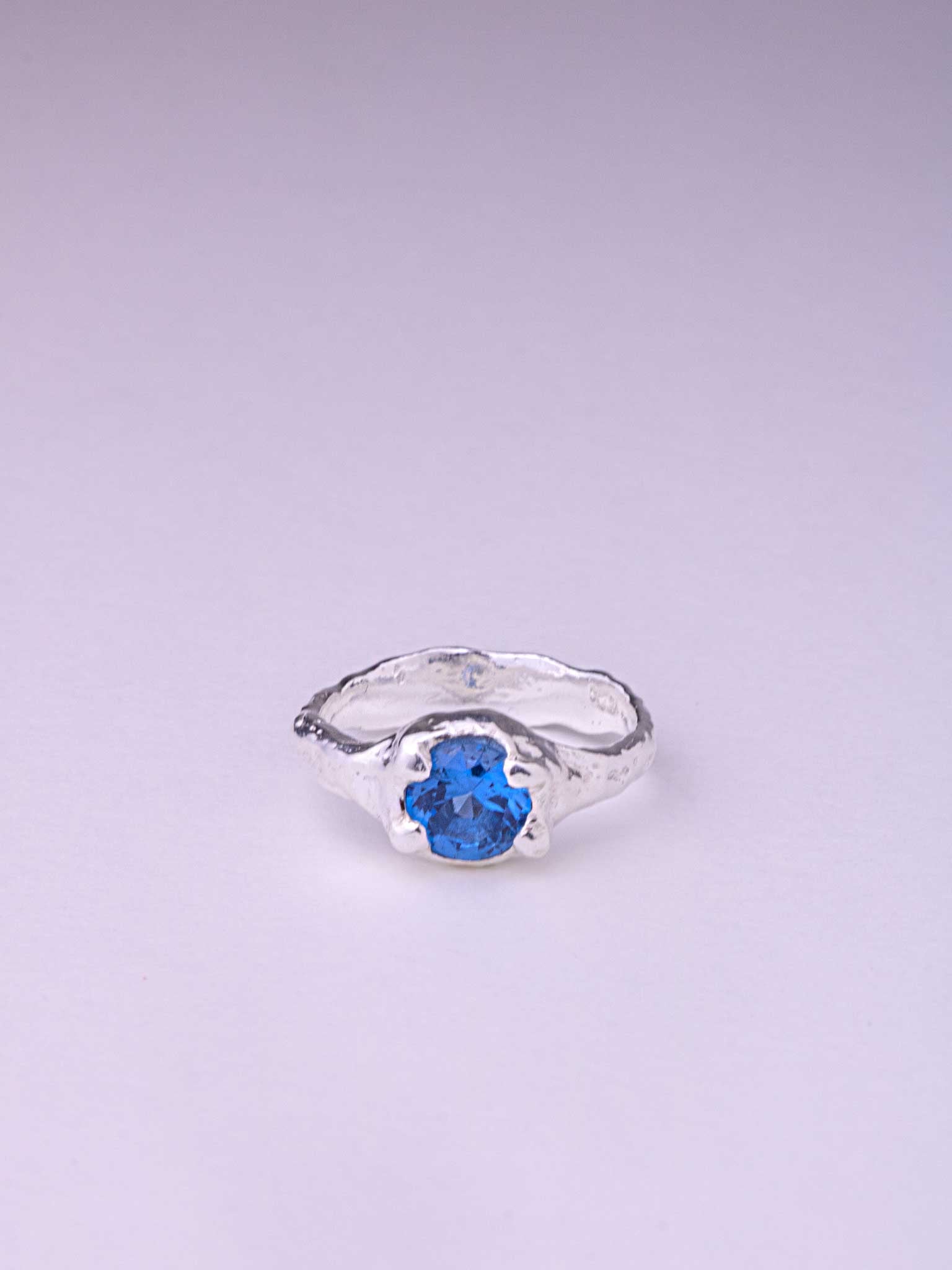 Χειροποίητo χυτό δαχτυλίδι από ασήμι με Cubic Zirconia 7 χιλιοστών σε απόχρωση Dark Aqua