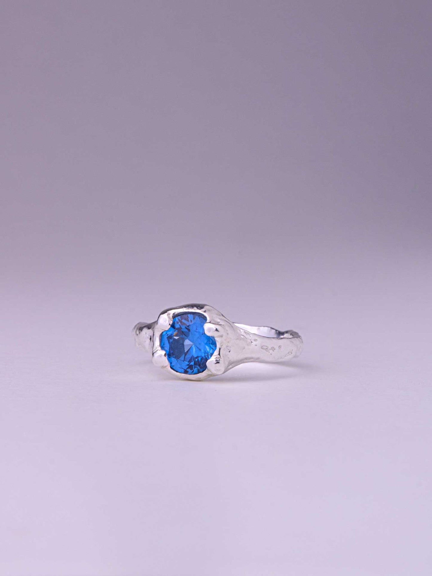 Χειροποίητo χυτό δαχτυλίδι από ασήμι με Cubic Zirconia 7 χιλιοστών σε απόχρωση Dark Aqua