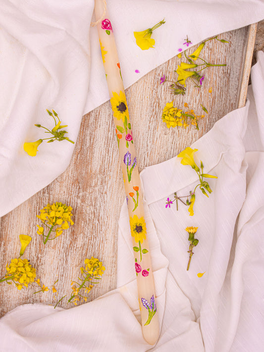 Χειροποίητη λαμπάδα με ανοιξιάτικα λουλούδια ζωγραφιστή στο χέρι από το Simoon.