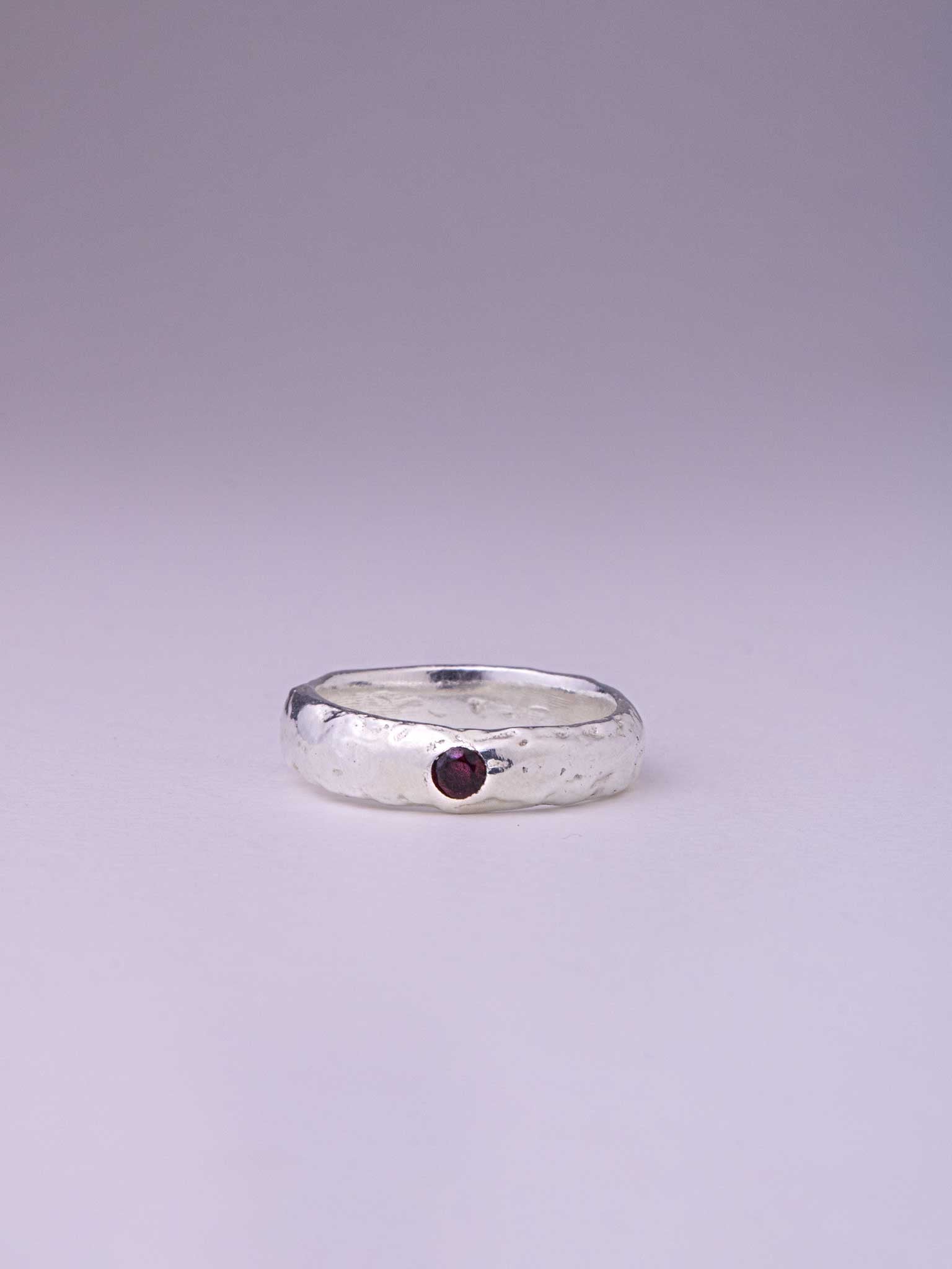 Χειροποίητo χυτό δαχτυλίδι από καθαρό ασήμι με μπορντό Cubic Zirconia