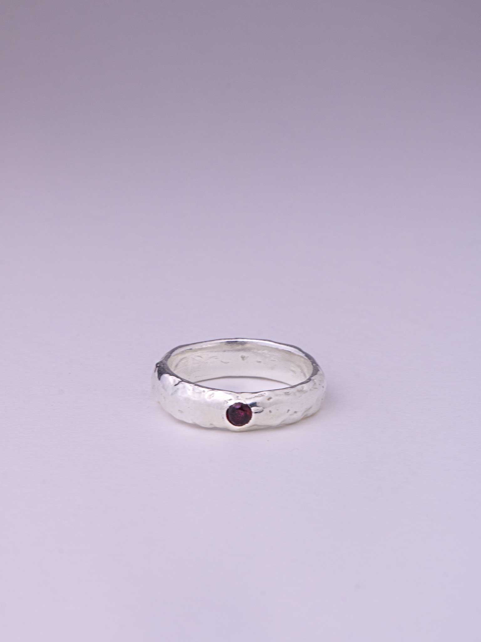 Χειροποίητo χυτό δαχτυλίδι από καθαρό ασήμι με μπορντό Cubic Zirconia