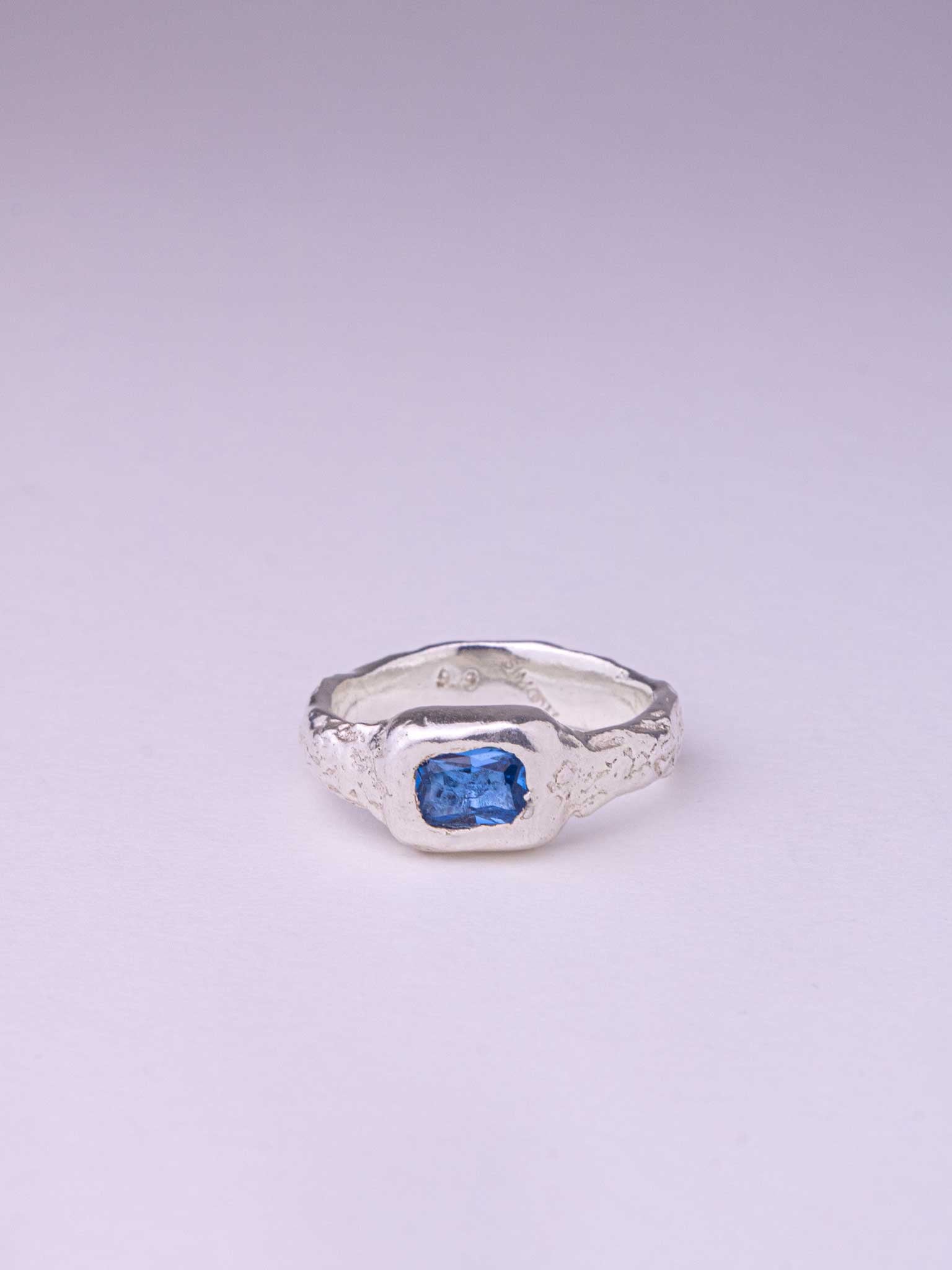 Χειροποίητo χυτό δαχτυλίδι από καθαρό ασήμι με γαλάζιο Cubic Zirconia