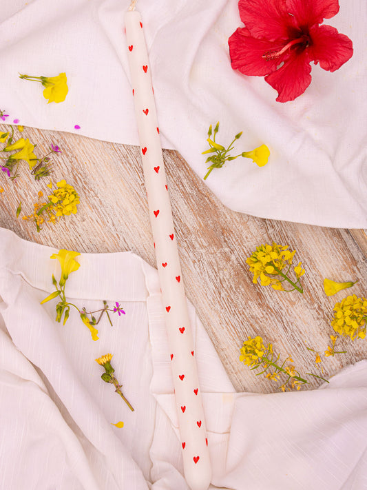 Χειροποίητη λαμπάδα με καρδούλες ζωγραφιστή στο χέρι από το Simoon.