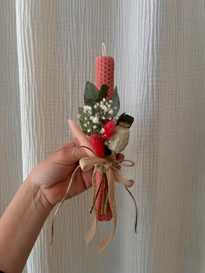 Χειροποίητη λαμπάδα από μελισσοκέρι σε ροζ χρώμα με αποξηραμένα άνθη 