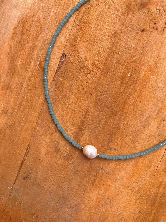 Χειροποίητo γαλάζιο κολιέ με μαργαριτάρι και ατσάλινο κούμπωμα