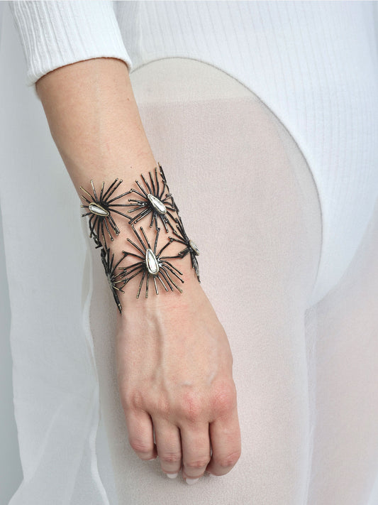 Χειροποίητo ανοιγόμενο βραχιόλι με τεχνητή μαύρη οξείδωση και κρύσταλλα Swarovski κατασκευασμένο στην Ελλάδα