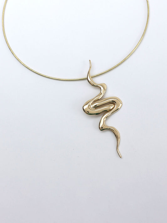 Χειροποίητo κολιέ με καμπύλες κατασκευασμένο στην Ελλάδα